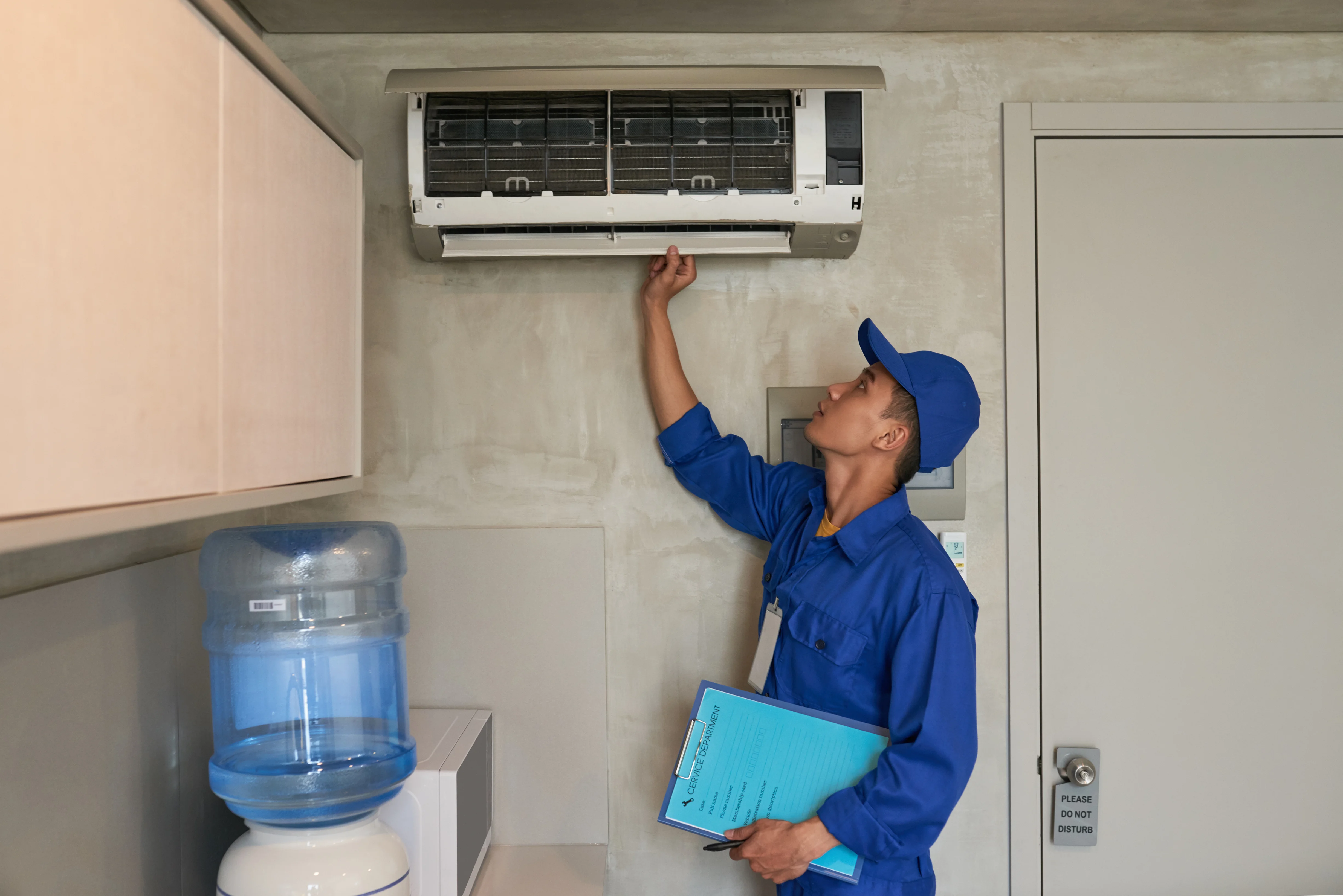 Air conditioner maintenance and repair service